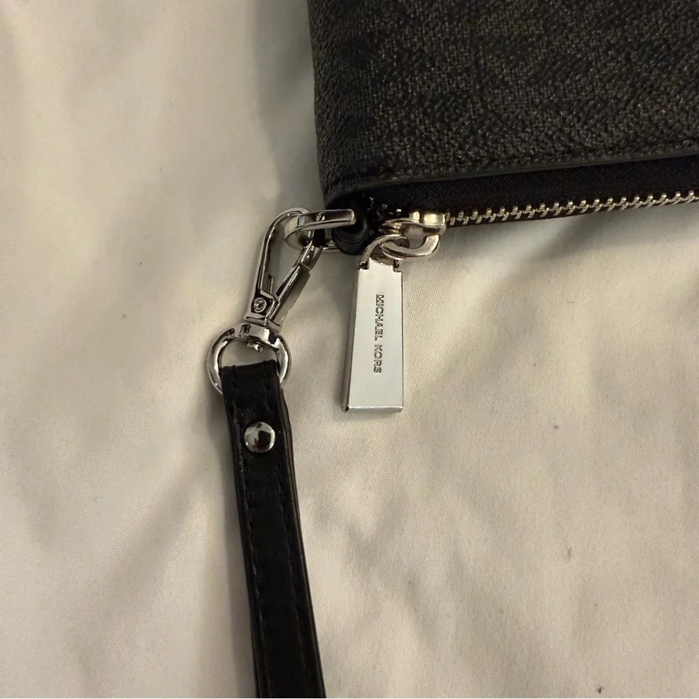 EUC Michael Kors Jet Set Large Signature Logo Smartphone Wallet